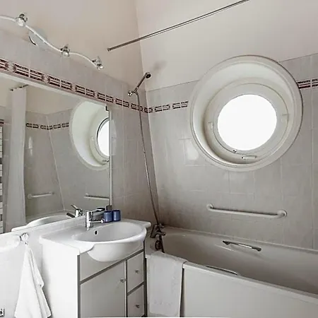 52 Clichy - D'hotes Bed & Breakfast Parigi