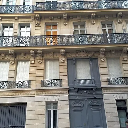 52 Clichy - D'hotes Bed & Breakfast 4*