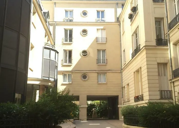 52 Clichy - D'hotes 4*