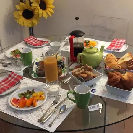 52 Clichy - D'hotes Bed & Breakfast Paris